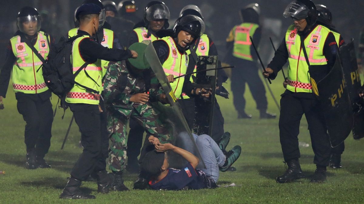 Vyšetřování fotbalové tragédie: na stadionu bylo víc lidí, než je povoleno